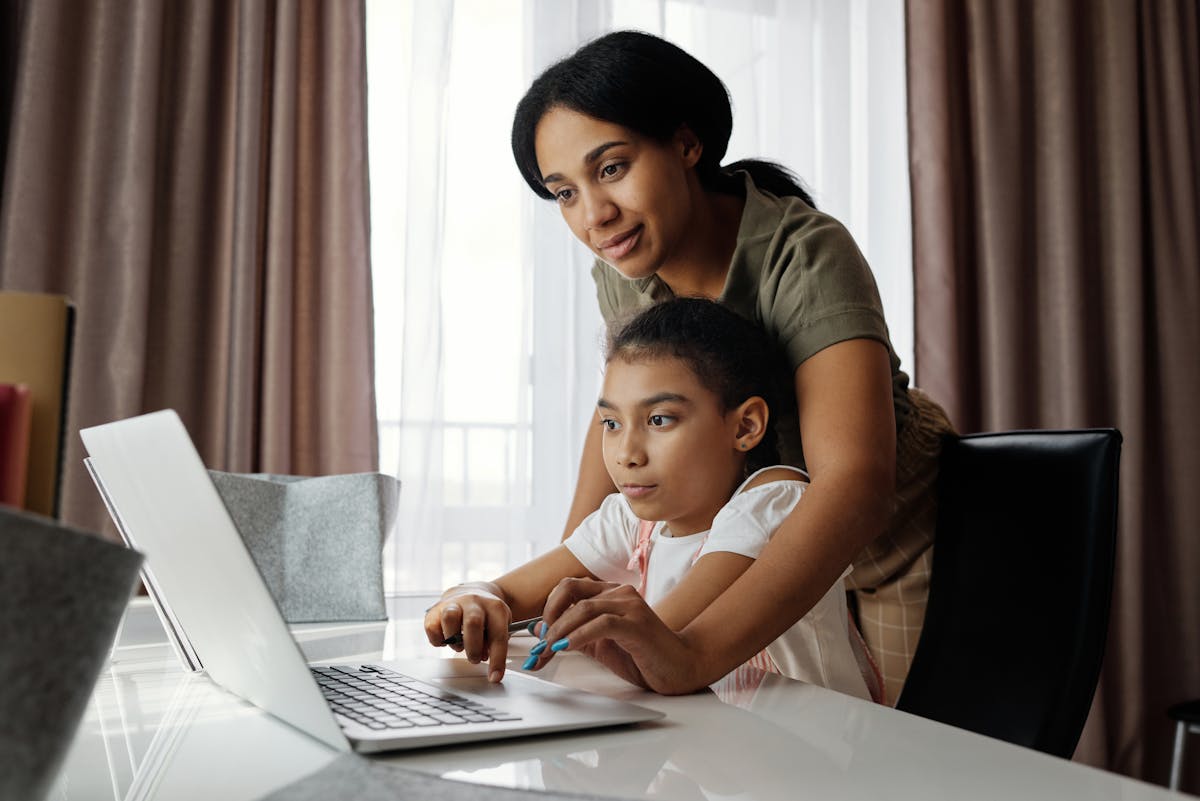Familia y empleada del hogar conversando sobre tareas semanales en la cocina